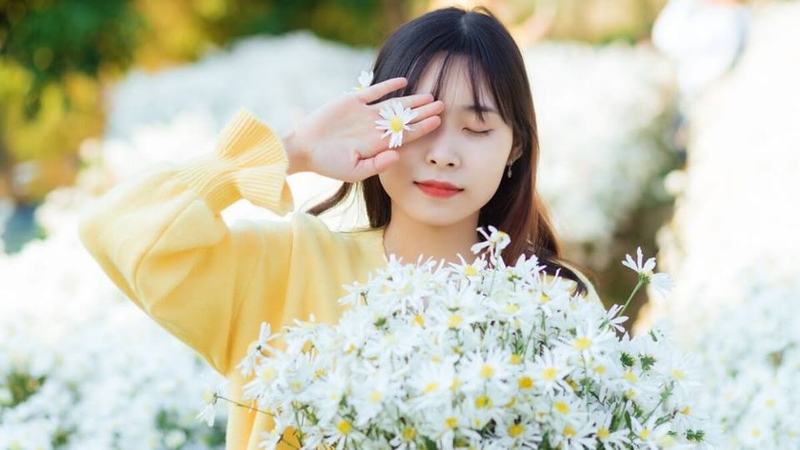 Kiểu ảnh chân dung lấy tay che mặt