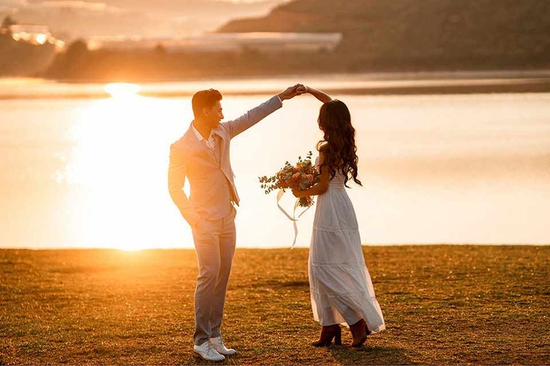 Nhiều cặp đôi thích chụp hình dưới ánh hoàng hôn lãng mạn