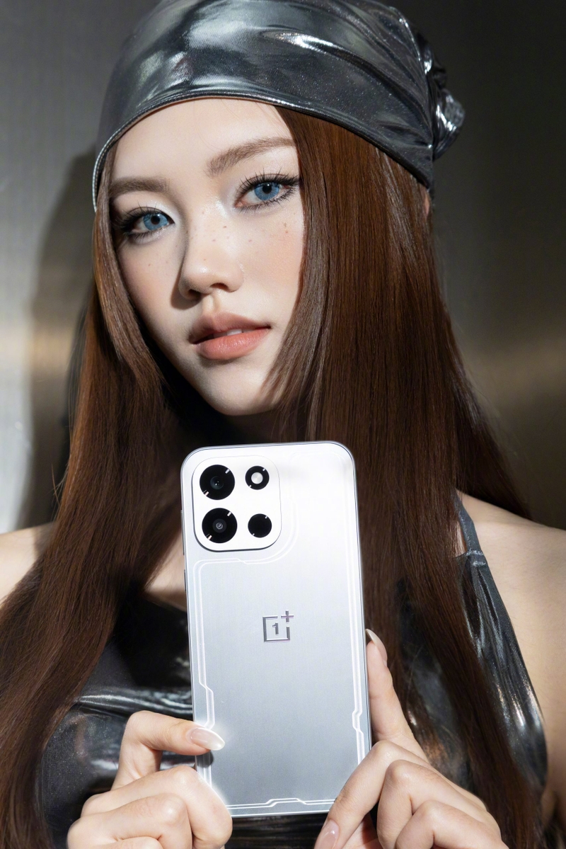 anh-thuc-te-oneplus-turbo-6-light-chasing-silver-va-wild-green-197713-3.jpg