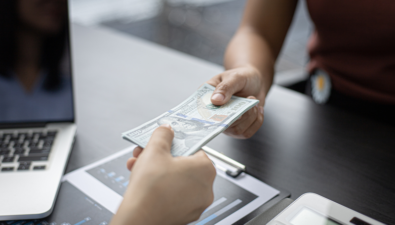 Ảnh tay đang đếm tiền, trao tiền 4