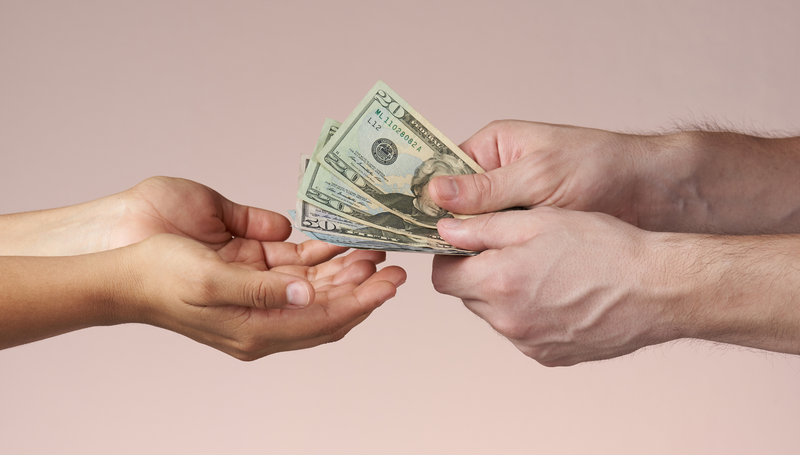 Ảnh tay đang đếm tiền, trao tiền 2