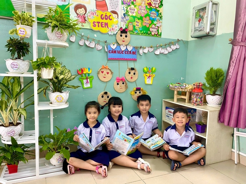 mảng xanh còn được khéo léo đưa vào tận không gian bên trong lớp học