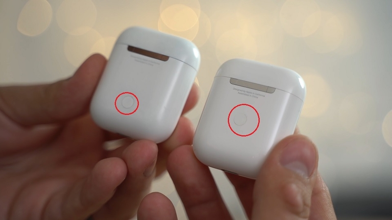 Phân biệt qua vị trí nút Reset trên hộp sạc