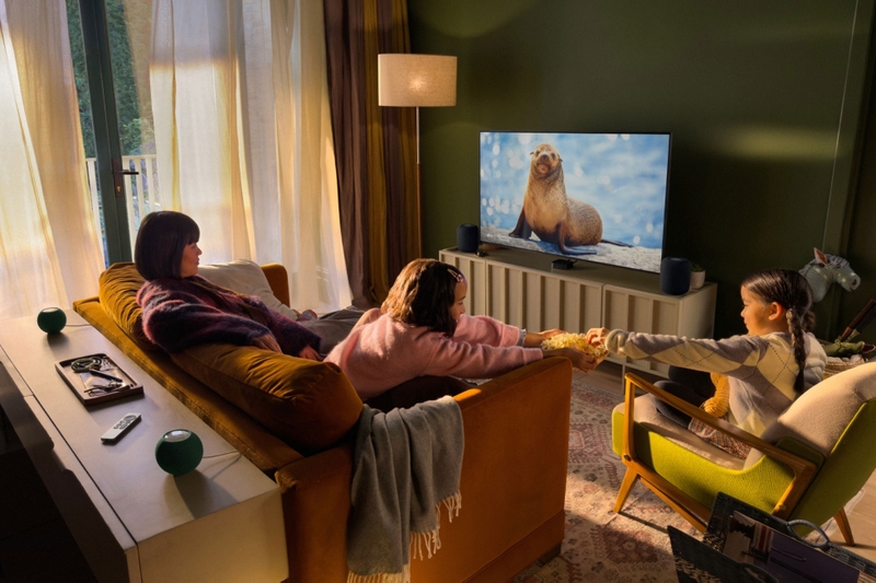 Apple TV 4K kết hợp hệ thống loa HomePod để mang đến âm thanh vòm phù hợp với không gian phòng.