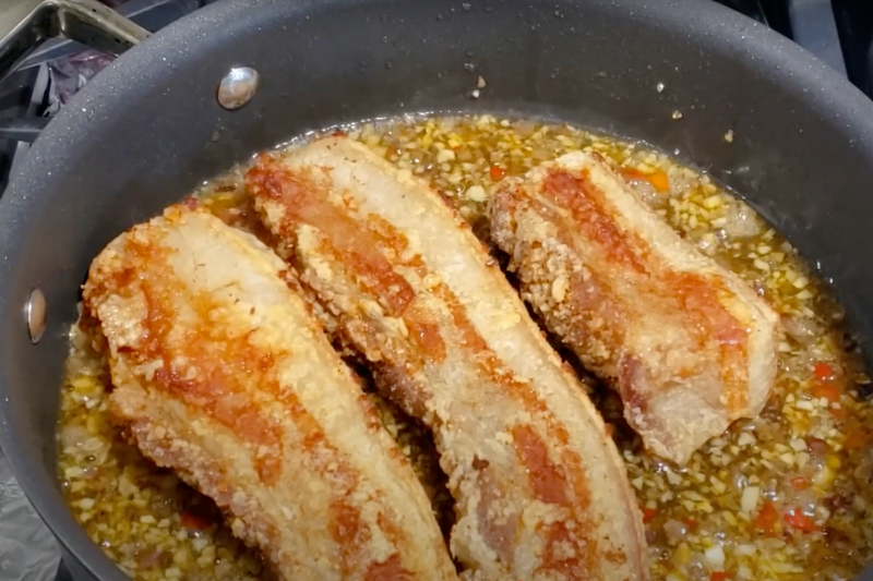 Ba chỉ chiên mắm (6)
