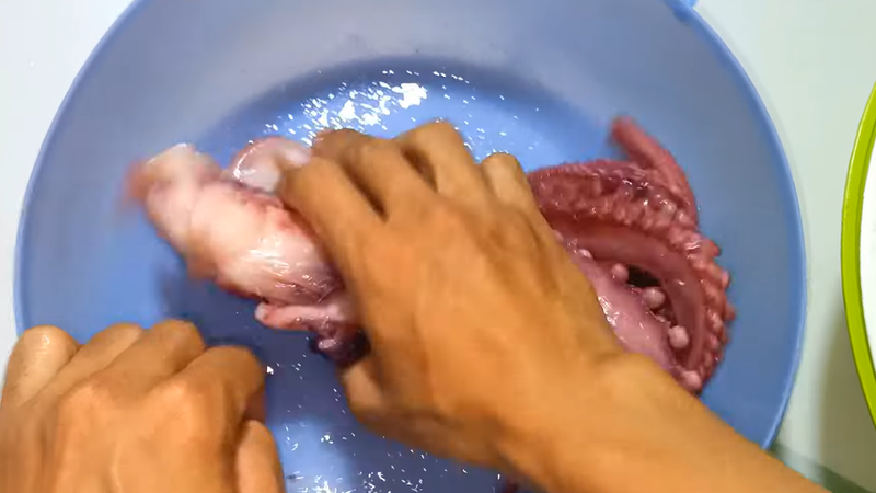 Sơ chế bạch tuộc đúng cách