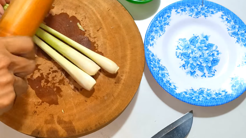 Xếp sả và gừng đã đập dập xuống đáy nồi