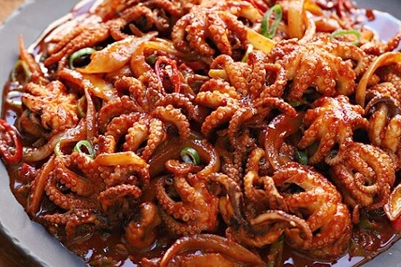 Bạch tuộc xào sa tế cay nhẹ quyện cùng vị ngọt và độ giòn sần sật của bạch tuộc.