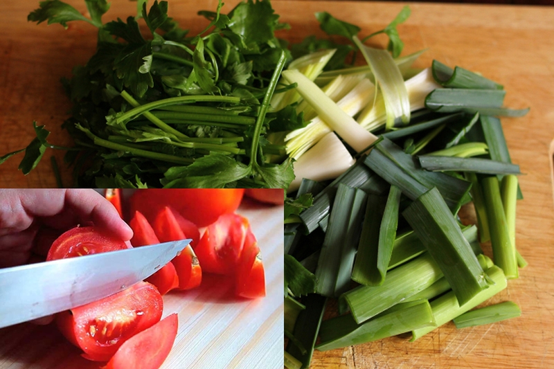 Sơ chế rau quả xào cùng bạch tuộc.