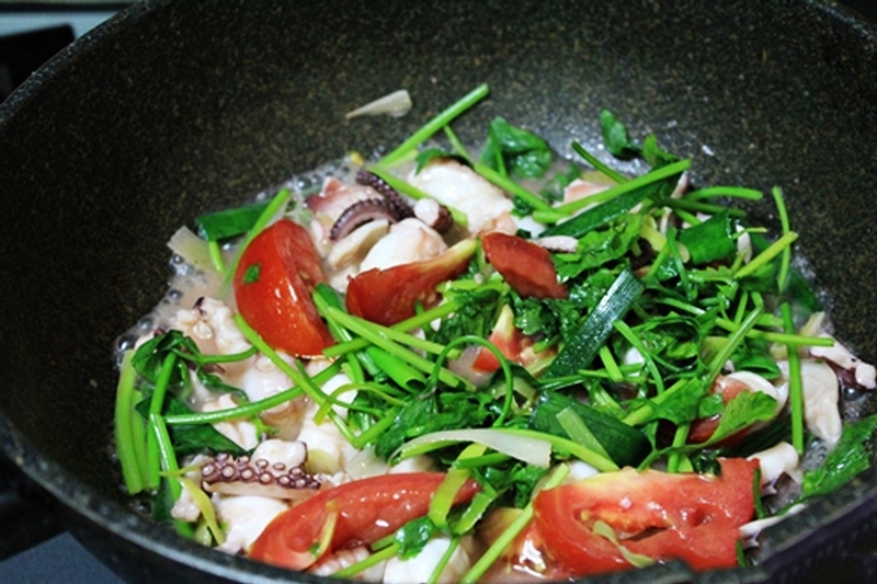 Xào bạch tuộc cùng cà chua, hành tây, tỏi tây,...