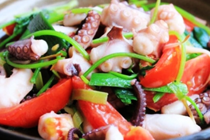 Bạch tuộc xào cần tỏi tây thơm ngon và hài hòa vị giác.