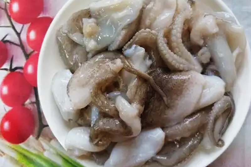 Sơ chế sạch bạch tuộc trước khi chế biến thành món bạch tuộc xào thập cẩm.