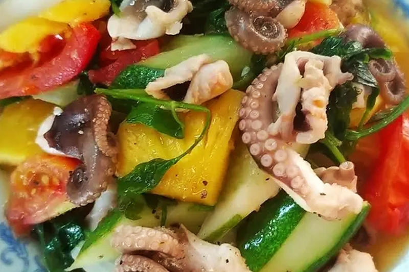 Bạch tuộc xào thập cẩm thơm ngon, hấp dẫn.