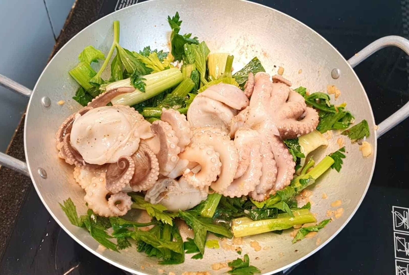 bạch tuộc xào cần tây hình 10