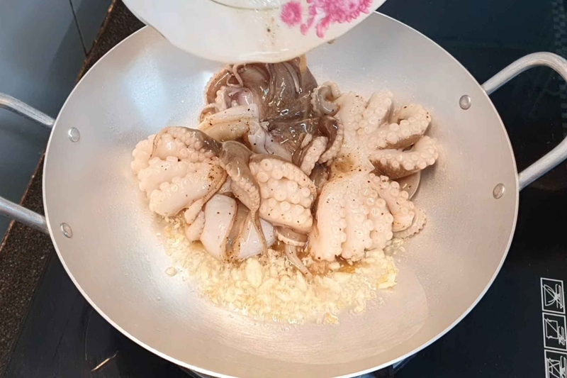 bạch tuộc xào cần tây hình 8