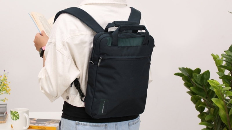 Lớp bên ngoài của túi đựng laptop được làm bằng vải polyester