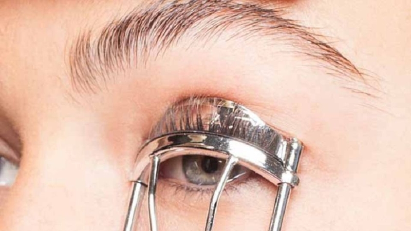 Bấm mi nhiều có tốt không?