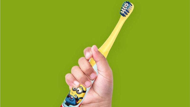 Bàn chải đánh răng điện Colgate Minion dành cho trẻ em