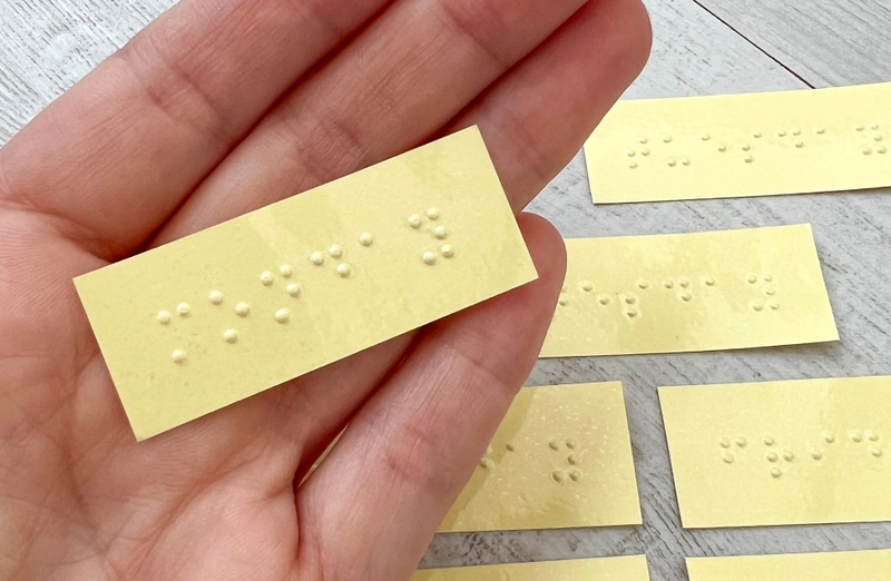Sử dụng miếng dán chữ nổi Braille lên các phím bấm