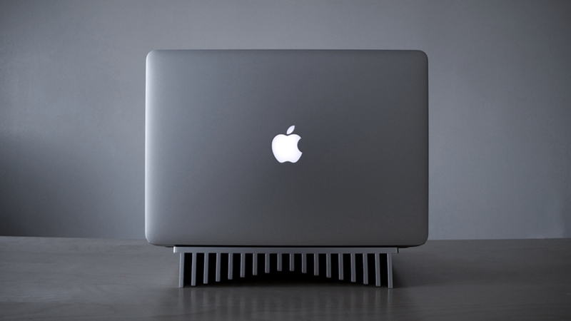 Dùng tản nhiệt cho MacBook để giảm nóng bàn phím