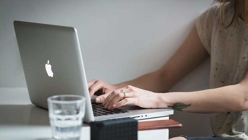 Đặt MacBook trên bề mặt cứng phẳng để tản nhiệt tốt hơn