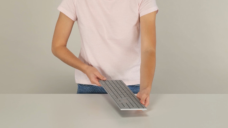 Kiểm tra và thay pin bàn phím nếu cần