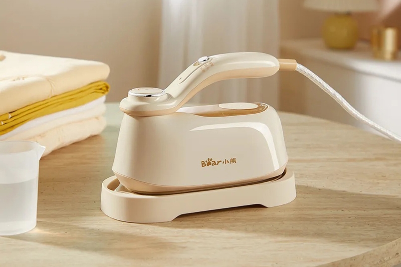 Bàn ủi hơi nước cầm tay Bear có tốt không 2