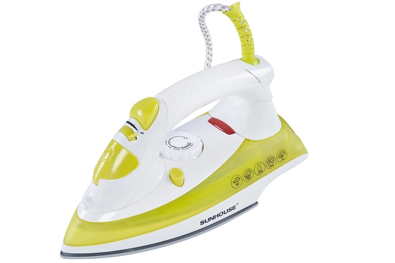 Sunhouse SHD2067 có công suất 1.800 W, mặt đế phủ Ceramic và bình chứa nước 0,16 lít