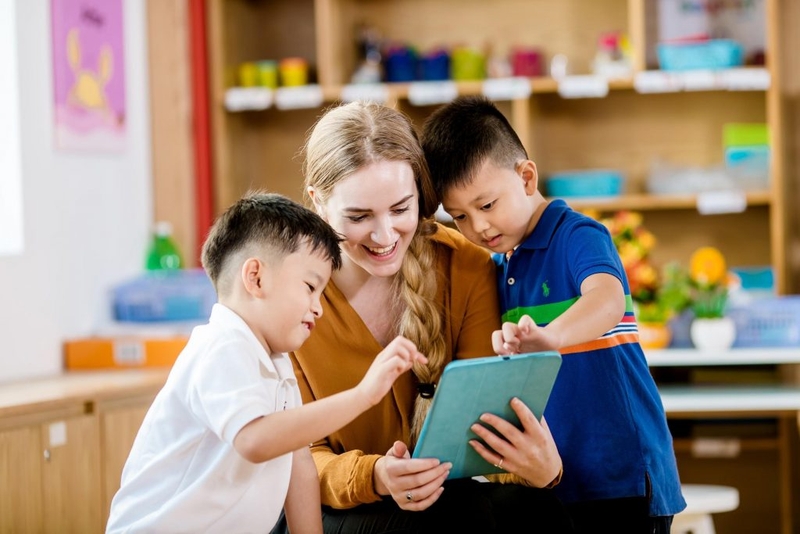 Kết hợp công nghệ và giáo dục truyền thống