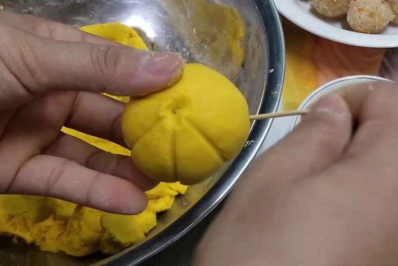 bánh bí đỏ nhân đậu phộng hình 11