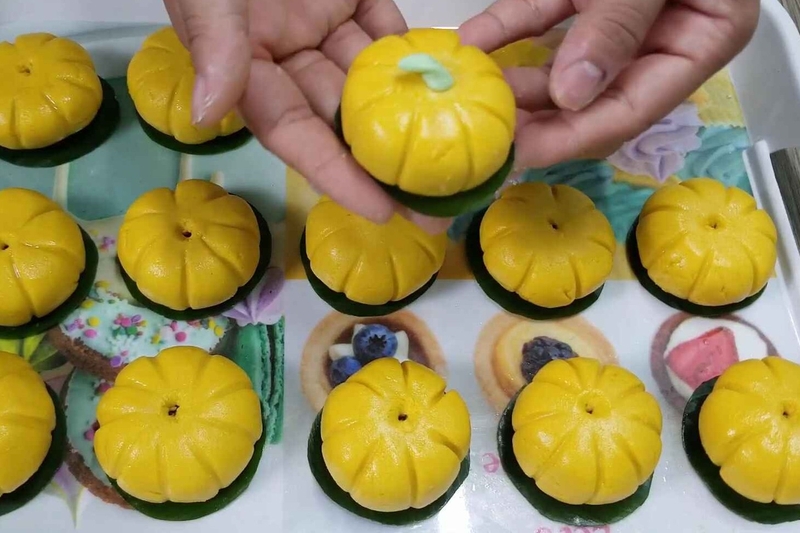 bánh bí đỏ nhân đậu phộng hình 12