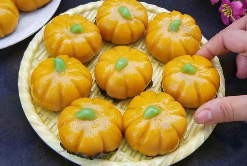 bánh bí đỏ nhân đậu phộng hình 16