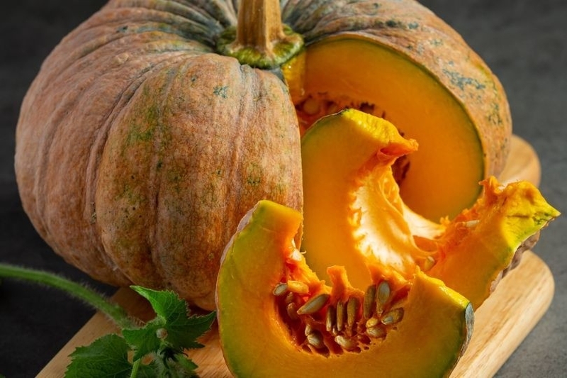 bánh bí đỏ nhân đậu phộng hình 1