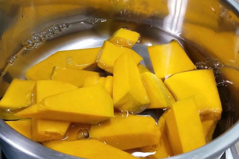 bánh bí đỏ nhân đậu phộng hình 2