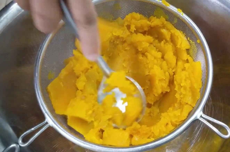 bánh bí đỏ nhân đậu phộng hình 3