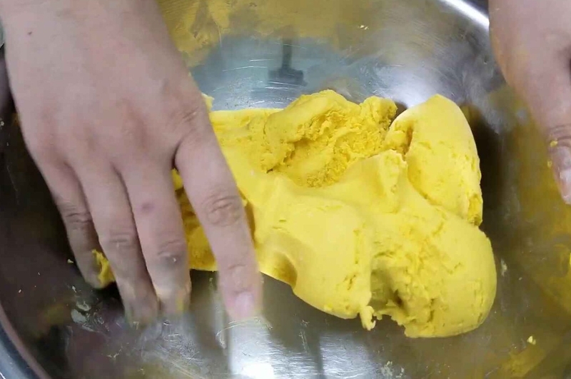 bánh bí đỏ nhân đậu phộng hình 8