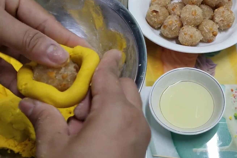 bánh bí đỏ nhân đậu phộng hình 9