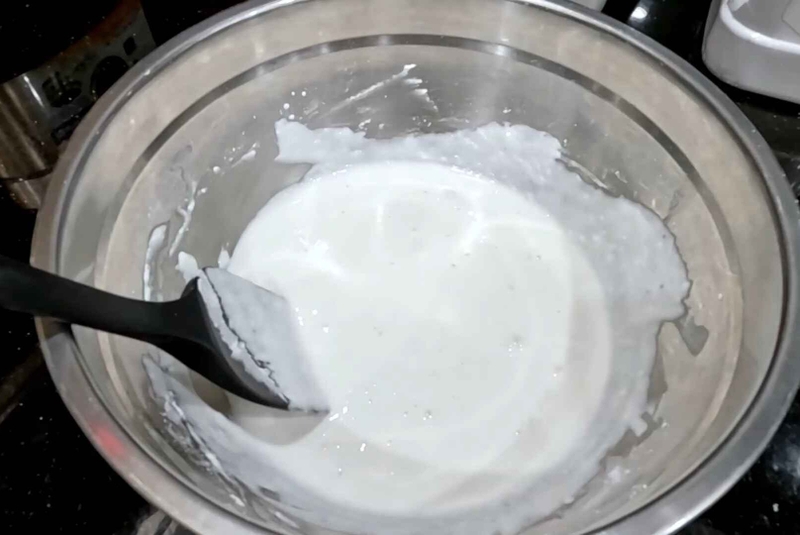 Dùng tay hoặc muỗng trộn đều hỗn hợp