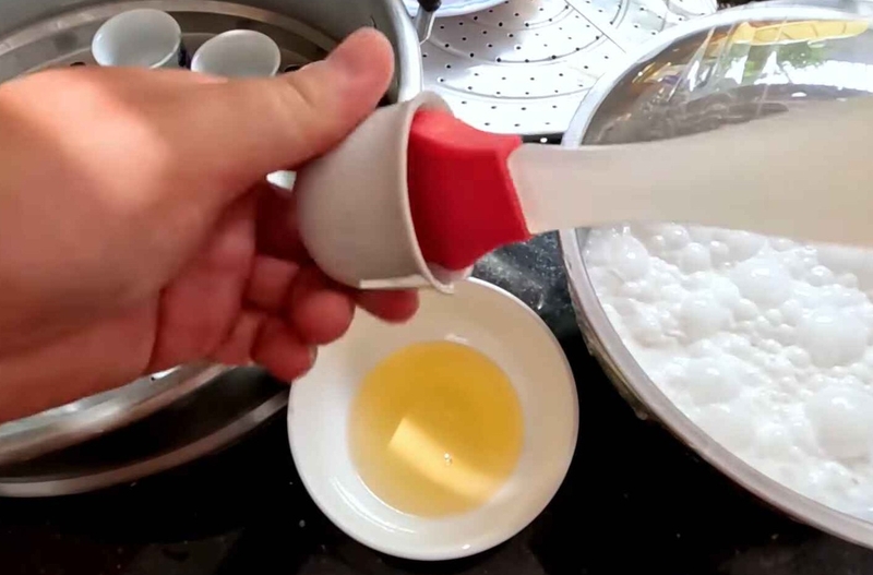 Thoa một lớp dầu mỏng lên bề mặt khuôn