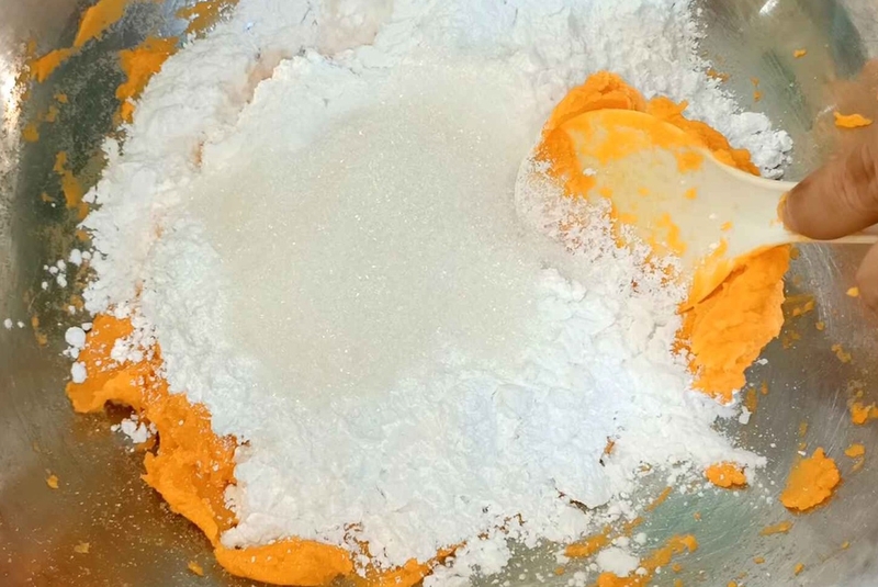 Trộn bột lần 1