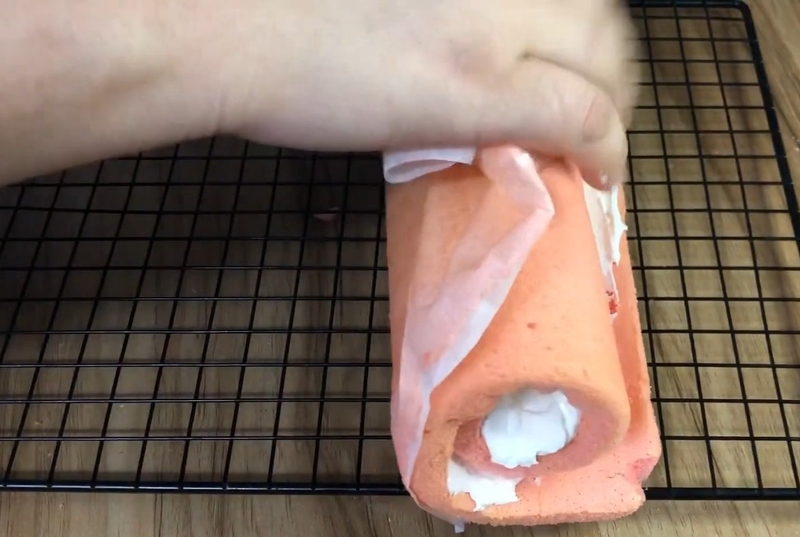 bánh bông lan cuộn kem tươi 12