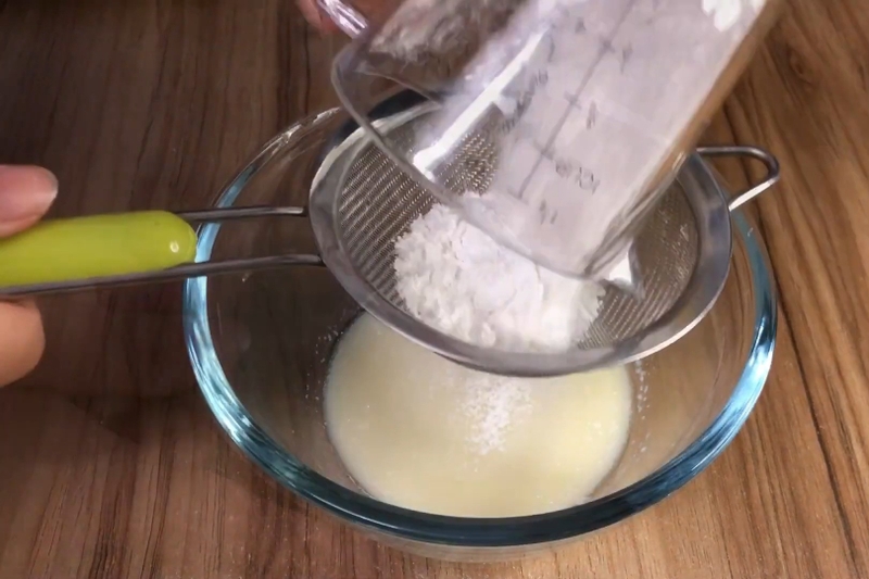 bánh bông lan cuộn kem tươi hình 1
