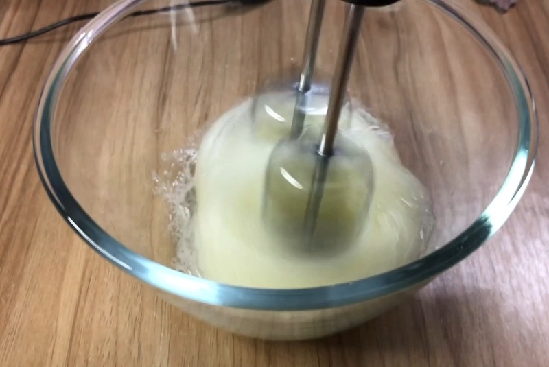 bánh bông lan cuộn kem tươi 4