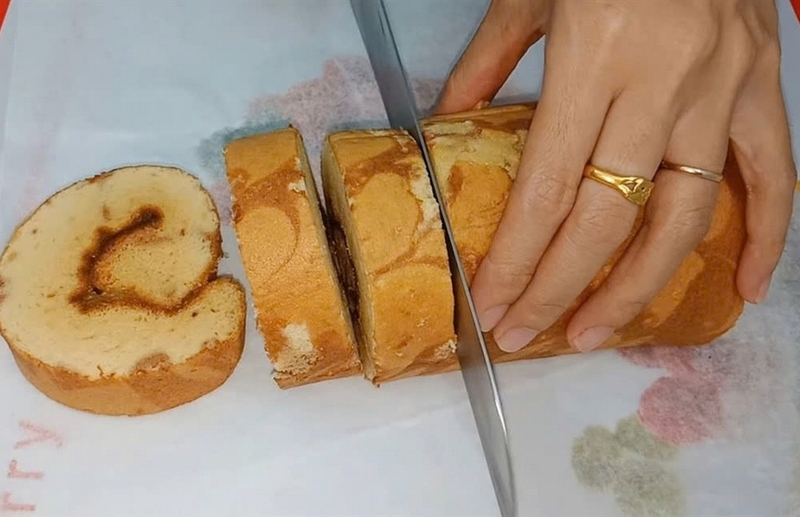 Bánh bông lan cuộn nhân khóm ảnh 4
