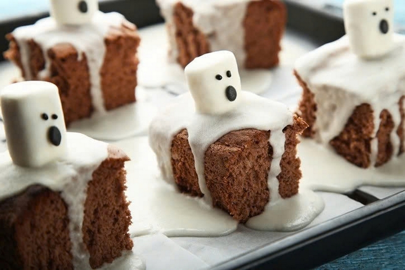 Bánh brownie ngôi mộ cổ ảnh 1