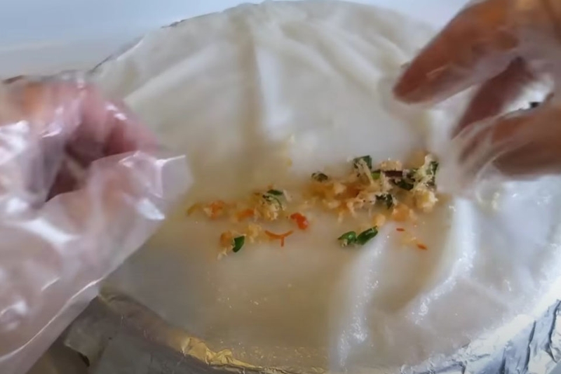 Cách làm bánh cuốn tôm (hình 19)