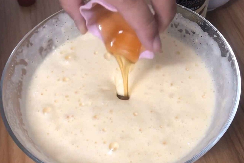 bánh cupcake bông lan mật ong hình 4