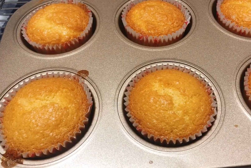 bánh cupcake bông lan mật ong hình 7