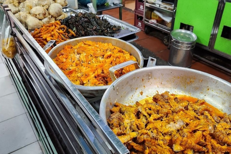 quán bánh đa cua bà cụ chế biến sạch sẽ