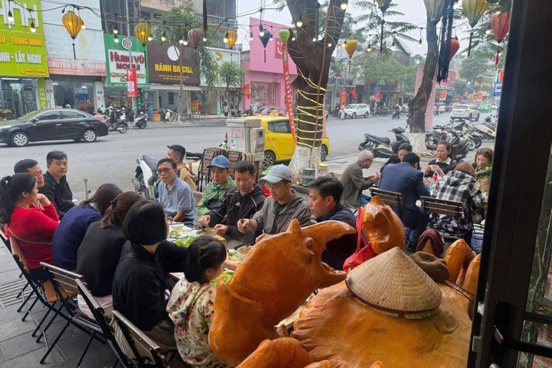 khách đến kín quán bánh đa cua bà cụ